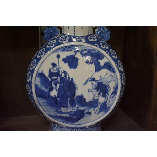 1551 - A Chinese blue and white twin handled moon flask 25.5cm high.... 