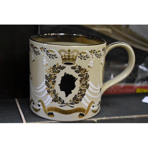 1576 - A Wedgwood QEII Silver Wedding anniversary mug; and another Wedgwood Churchill commemorative plate, ... 