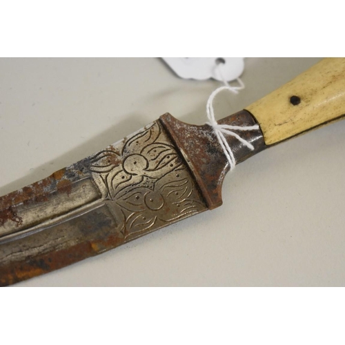 1734 - A small Arab jambiya, having 15cm blade, with sheath.