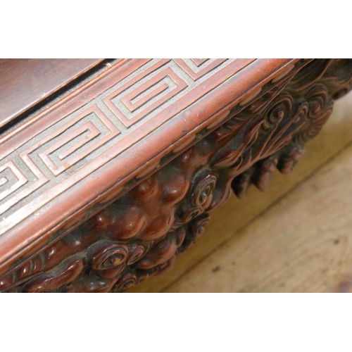 1825 - An impressive Chinese carved and red lacquered settee, probably late 19th/early 20th century, 146cm ... 