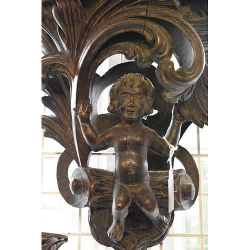 1947 - An antique carved oak wall bracket, in the Renaissance style, 37cm wide. 