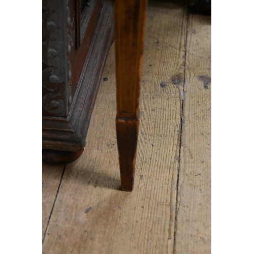 1445 - A George III mahogany and line inlaid tea table, 99cm wide. 