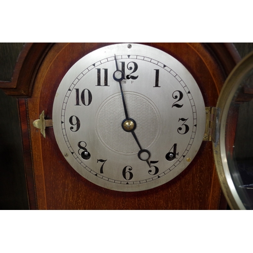 1436 - An Edwardian mahogany and inlaid mantel clock, striking on a gong, 31cm high, with pendulum.&nb... 