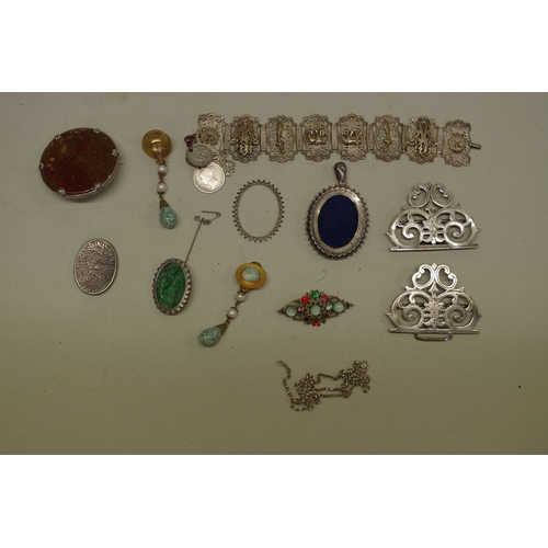 175 - A small collection of silver and other jewellery, to include a carved jade brooch and a Victorian si... 