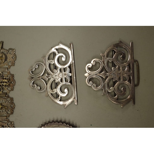 175 - A small collection of silver and other jewellery, to include a carved jade brooch and a Victorian si... 