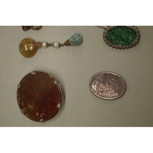 175 - A small collection of silver and other jewellery, to include a carved jade brooch and a Victorian si... 