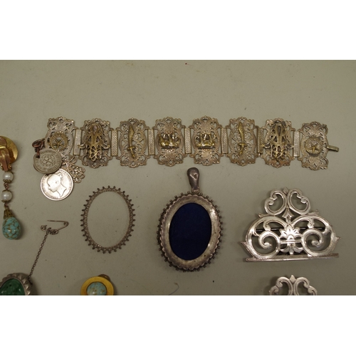 175 - A small collection of silver and other jewellery, to include a carved jade brooch and a Victorian si... 