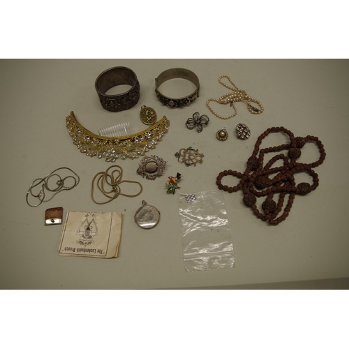 178 - A small selection of silver and costume jewellery, to include silver & enamel brooches and a gla... 