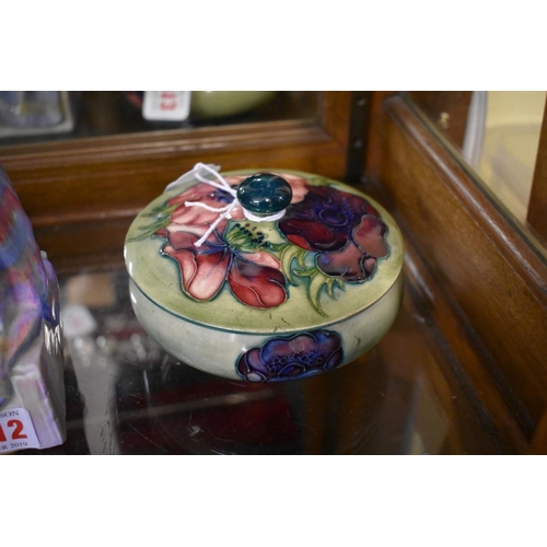 1513 - A Moorcroft 'Anemone' pattern bowl and cover, 12cm diameter.