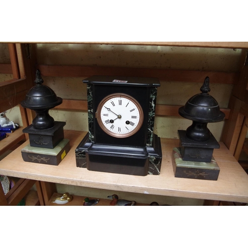 1160 - A slate and marble mantel clock, 22cm high; together with a pair of slate and green onyx side u... 