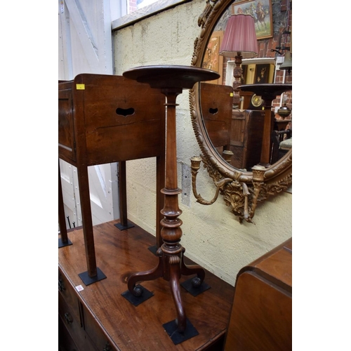 1184 - A 19th century mahogany candle stand, 27cm diameter.