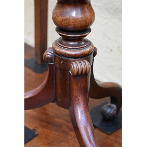 1184 - A 19th century mahogany candle stand, 27cm diameter.