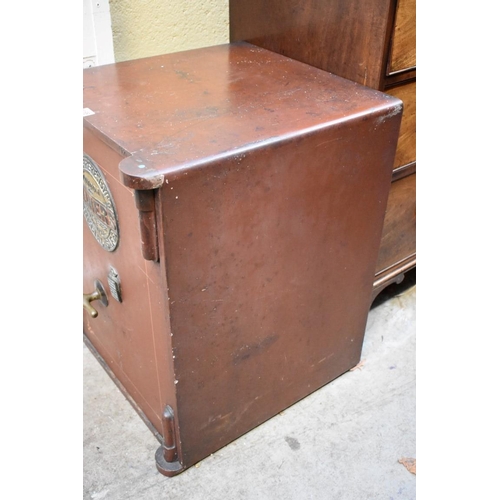 1186 - An old 'Milners' Patent Fire Resisting Special Safe', 64cm high x 48cm wide x 51.5cm deep, with key.... 