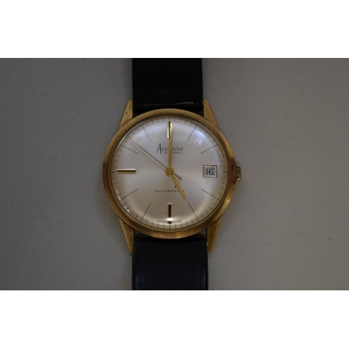 501 - A vintage Accurist 'Shockmaster' 9ct gold manual wind wristwatch, 33mm, on original black leather st... 