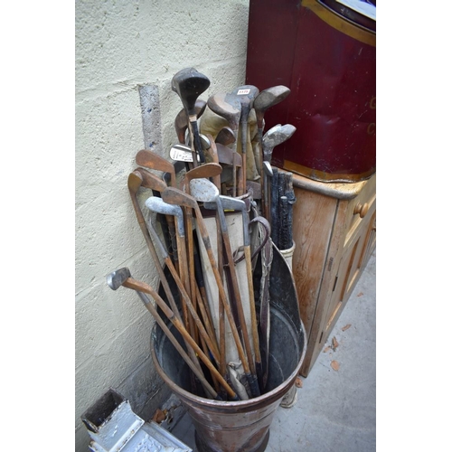 1175 - A large quantity of vintage golf clubs. 