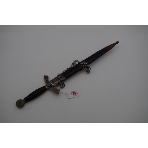 1763 - A World War II German Luftwaffe first pattern dagger and sheath, unnamed, having aluminium chain att... 