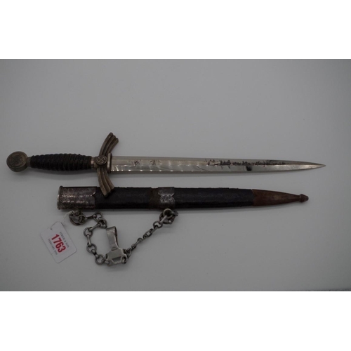 1763 - A World War II German Luftwaffe first pattern dagger and sheath, unnamed, having aluminium chain att... 