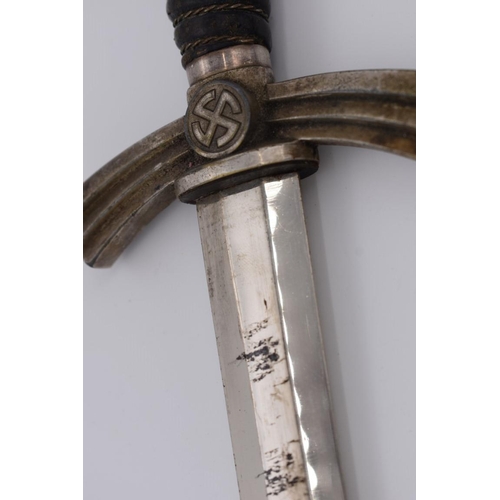 1763 - A World War II German Luftwaffe first pattern dagger and sheath, unnamed, having aluminium chain att... 