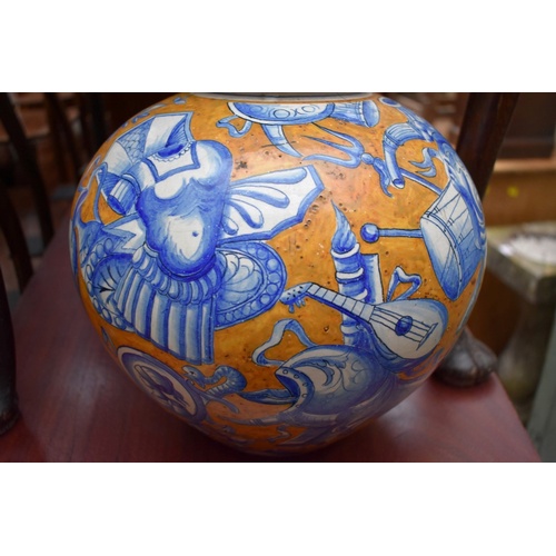 1155 - A maiolica ovoid vase, 26cm high. 