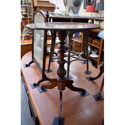 1236 - An antique mahogany circular tripod table, 61cm diameter. 