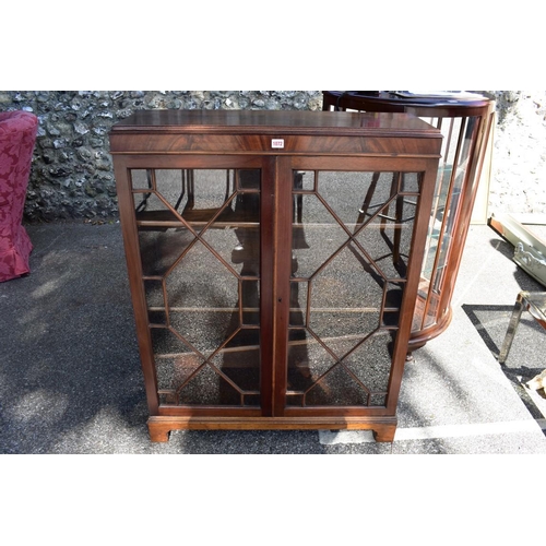 1072 - A reproduction mahogany display cabinet having pair of glazed doors, 89cm wide.This lot can only be ... 