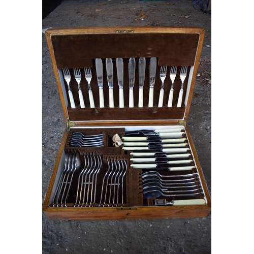 1080 - An oak canteen of cutlery.This lot can only be collected on Saturday 1st August (10-2pm)... 