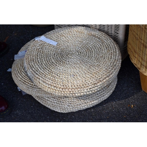 1008 - A quantity of wicker baskets and similar. This lot can only be collected on Saturday 5th Septem... 