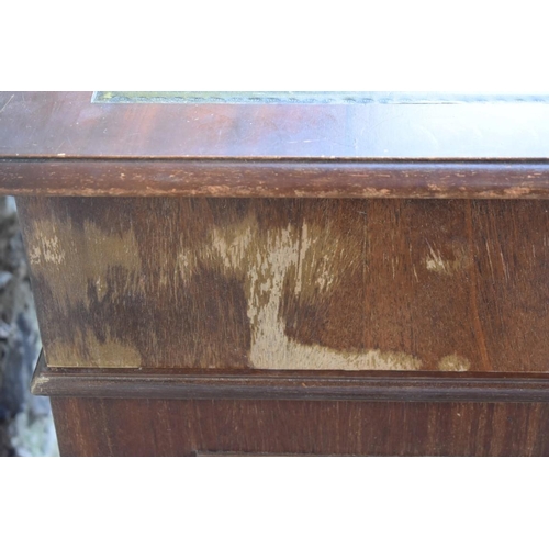 1011 - A reproduction mahogany veneered kneehole desk, having green leather inset top, 123cm wide. Thi... 