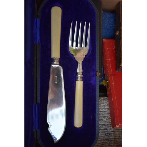 1038 - A quantity of silver plated cutlery to include cased fish servers and cased teaspoons. This lot can ... 