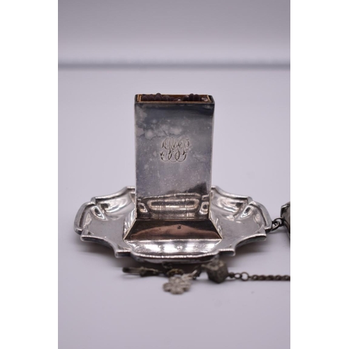 103 - A small group of silver and other metal items, comprising: a silver cigarette case, a silver vesta c... 