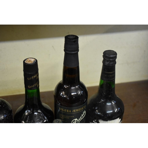 600 - Six various bottles of port and sherry, and a 10cl miniature bottle. (7)