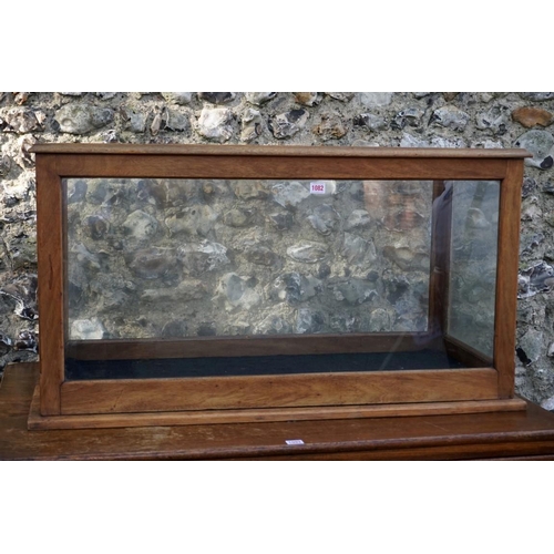 1082 - An early 20th century mahogany museum display case, 56cm high x 145cm wide x 49.5cm deep.This lot ca... 