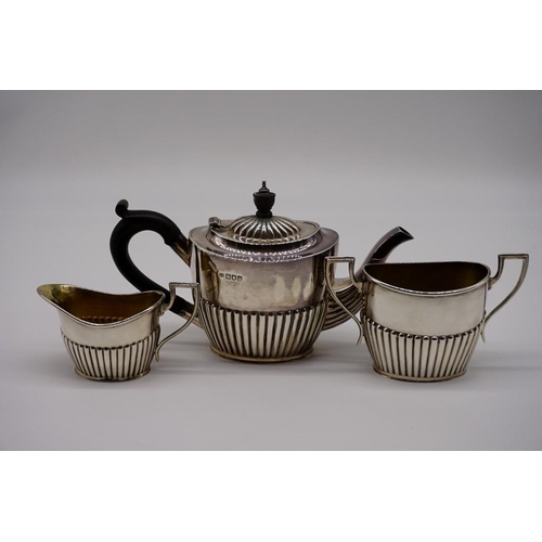 45 - An Edwardian silver three piece bachelor's tea set, by Robert Pringle & Sons, London 1903/4, 11c... 