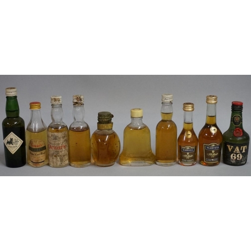 689 - A large quantity of alcohol miniatures. (qty)