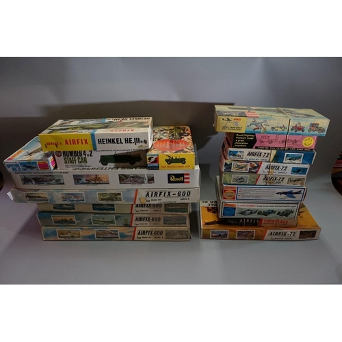 559 - A collection of boxed model kits, comprising: nine Airfix examples; three Revell examples; and three... 