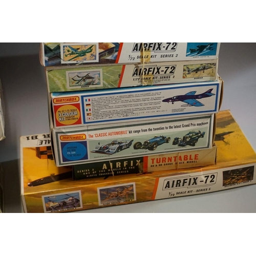 559 - A collection of boxed model kits, comprising: nine Airfix examples; three Revell examples; and three... 