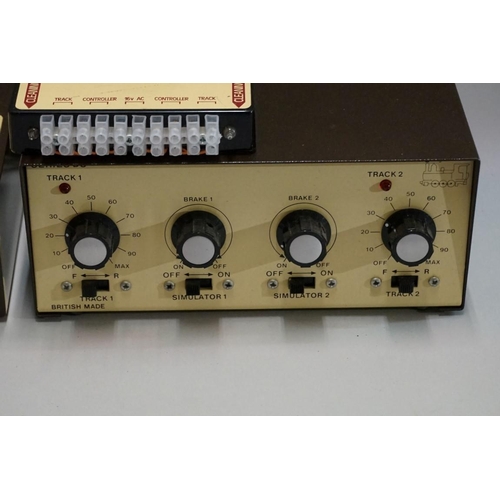 562 - A Gaugemaster 'Series DS' controller; together with a Gaugemaster 'PCU1' electronic points cont... 