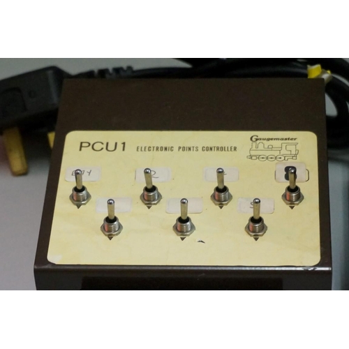 562 - A Gaugemaster 'Series DS' controller; together with a Gaugemaster 'PCU1' electronic points cont... 