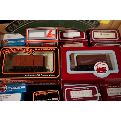 563 - A collection of boxed 'OO' gauge items, comprising: an Airfix 31 Class locomotive; seven Airfix wago... 