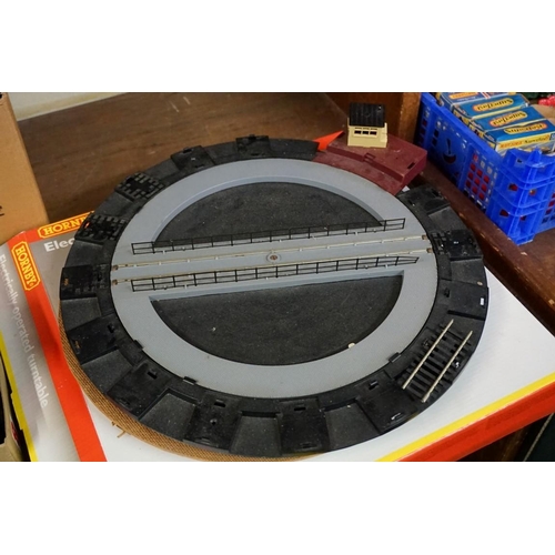 564 - A collection of 'OO' gauge items, comprising: a Gaugemaster Model 'D' twin track controller, boxed; ... 