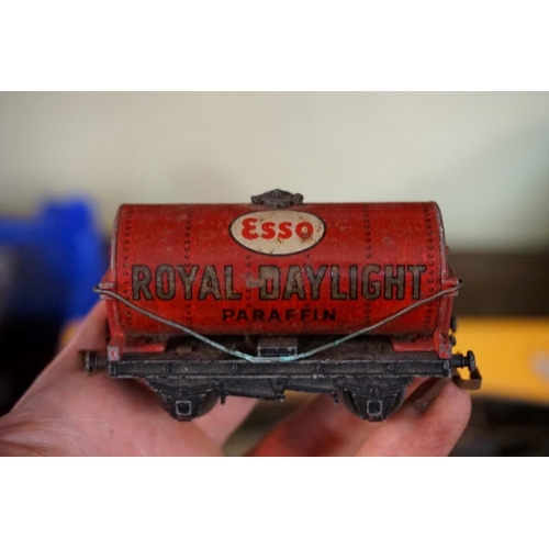 566 - A Hornby 'Dublo' trainset, to include: a 'Duchess of Montrose' locomotive; a BR tender; a Royal Mail... 