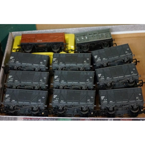 569 - A large collection of 'OO' gauge wagons. (61)