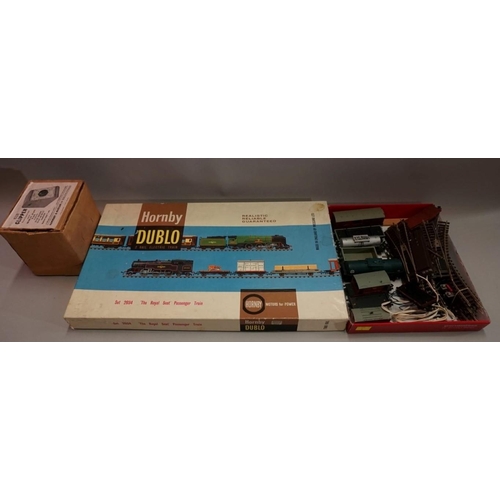 575 - A vintage Hornby 'Dublo' set 2034 'The Royal Scot Passenger Train', boxed; together with a small qua... 