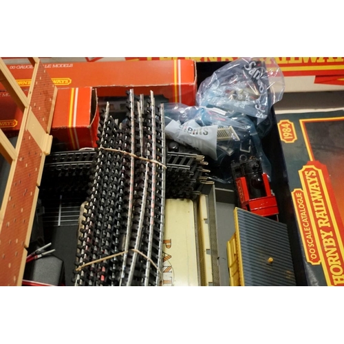 577 - A Hornby 'OO' gauge 'Freightmaster' trainset, boxed; together with a further small quantity of relat... 