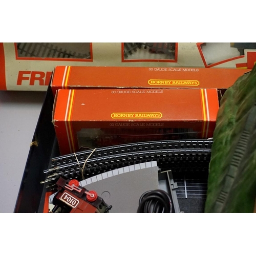 577 - A Hornby 'OO' gauge 'Freightmaster' trainset, boxed; together with a further small quantity of relat... 