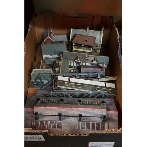 579 - A large collection of 'OO' gauge buildings, footbridges and similar. (qty)