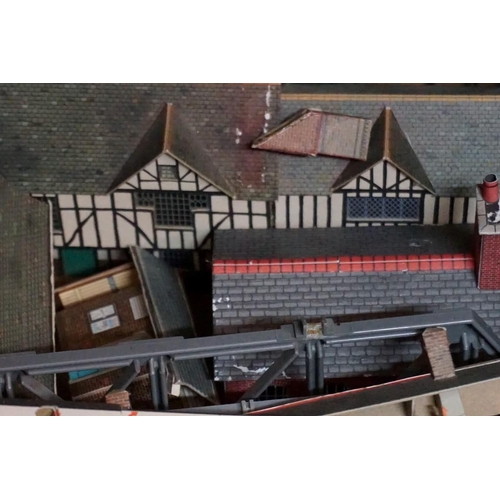 579 - A large collection of 'OO' gauge buildings, footbridges and similar. (qty)