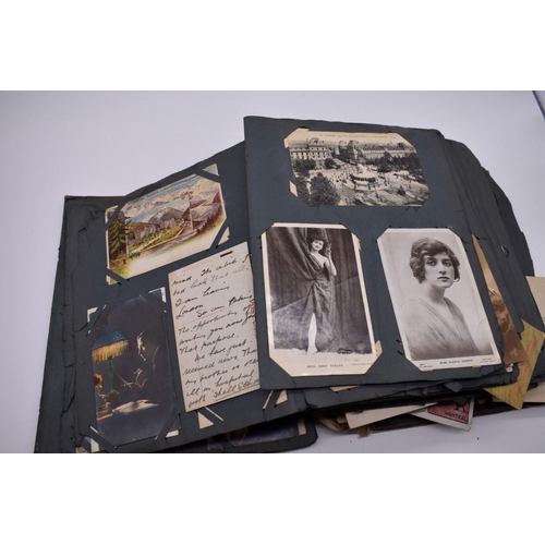 117 - POSTCARD ALBUM: substantial vintage album containing approx 465 postcards, many World War I period h... 