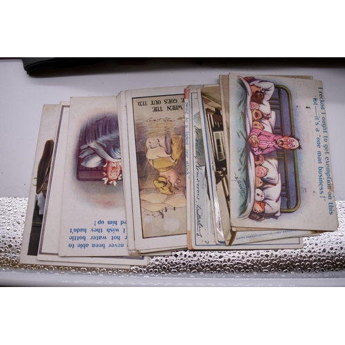 117 - POSTCARD ALBUM: substantial vintage album containing approx 465 postcards, many World War I period h... 