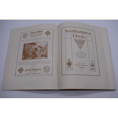 119 - SOUTHAMPTON DOCKS - SOUTHERN RAILWAY: Handbook of Rates, Charges and General Information, circa... 